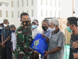 Danlanud Mus Blusukan Bagi Sembako, Sambut HUT TNI Ke-76