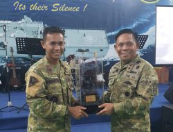 Pangkoarmada III Bersama Pasukan Elit TNI Angkatan Laut (Kopaska) Menyerbu Pulau Damar